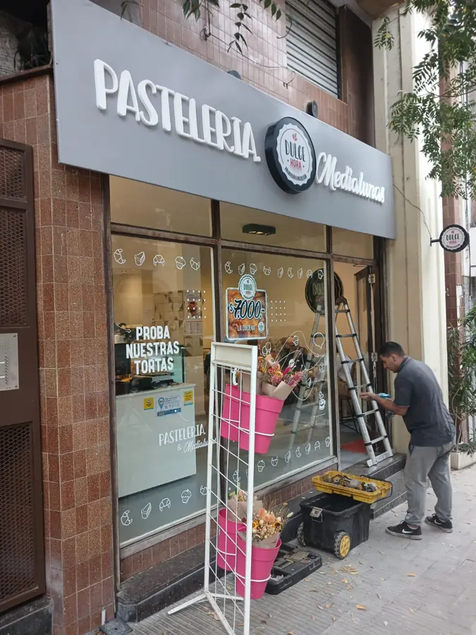 Técnico haciendo el service de la cortina de una pastelería